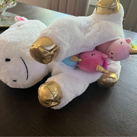 Snug a babies mommy unicorn - Picture 2 of 5